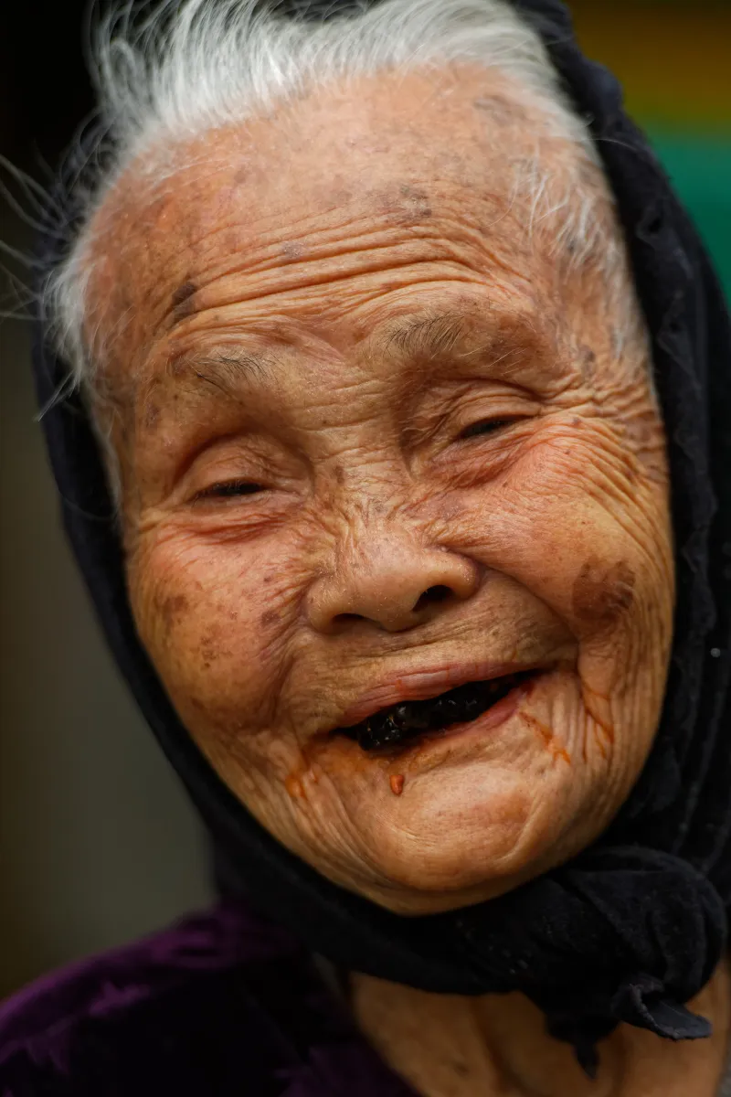 Portrait réalisé au fil des voyages et des rencontres — photographie d’Yvon JACQUES