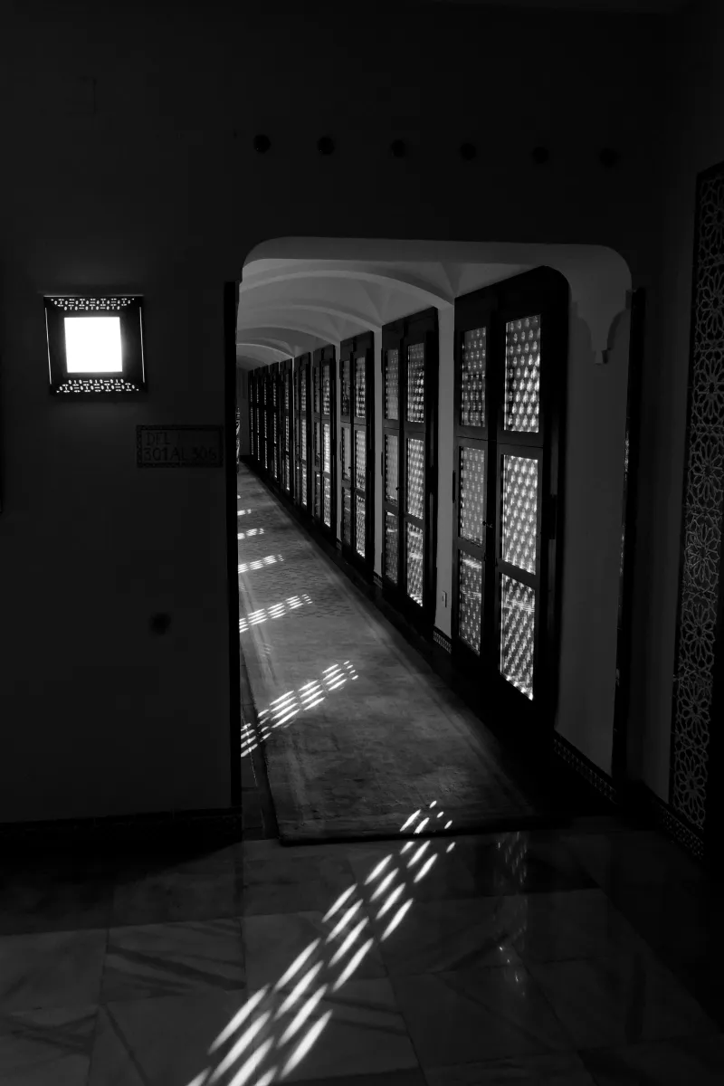 Photographie en noir et blanc jouant avec les ombres et la lumière — photographie d’Yvon JACQUES