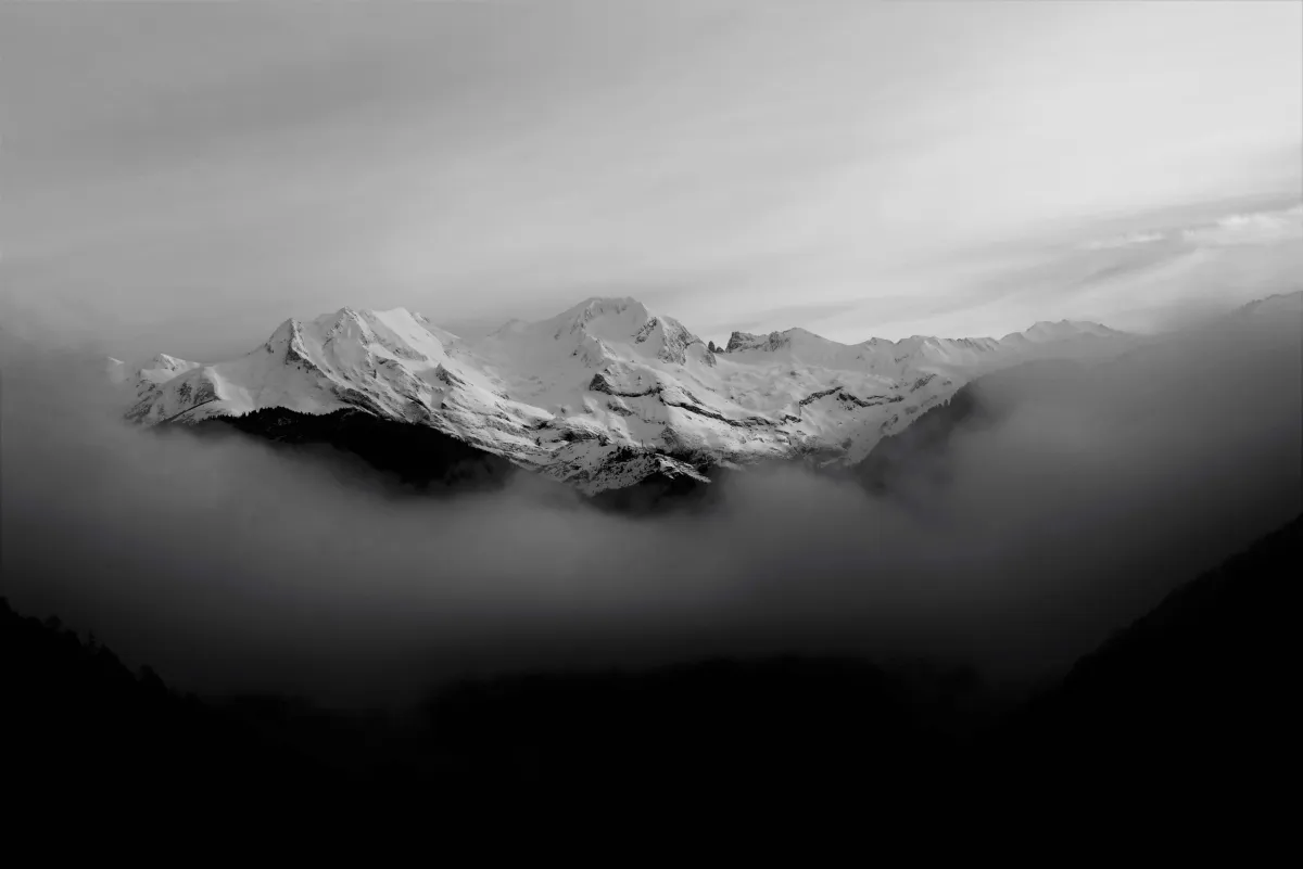 Photographie en noir et blanc jouant avec les ombres et la lumière — photographie d’Yvon JACQUES