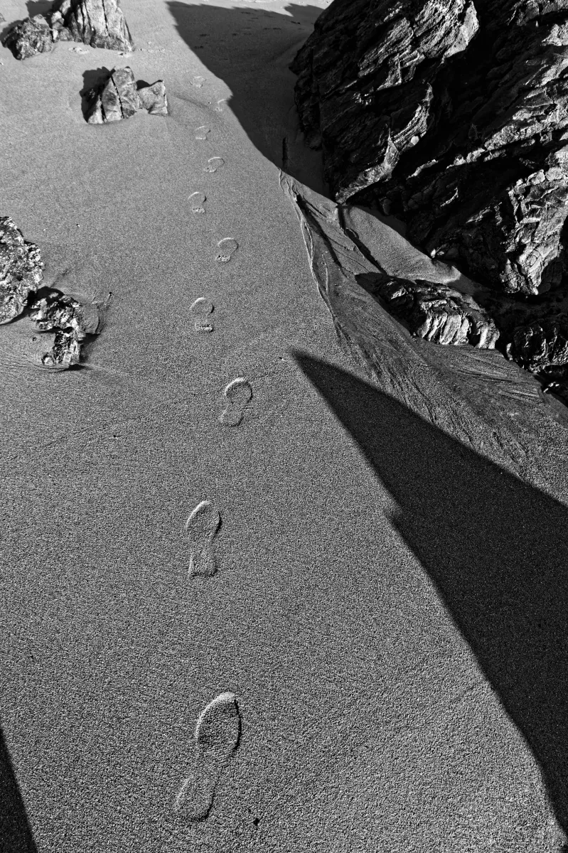 Photographie en noir et blanc jouant avec les ombres et la lumière — photographie d’Yvon JACQUES