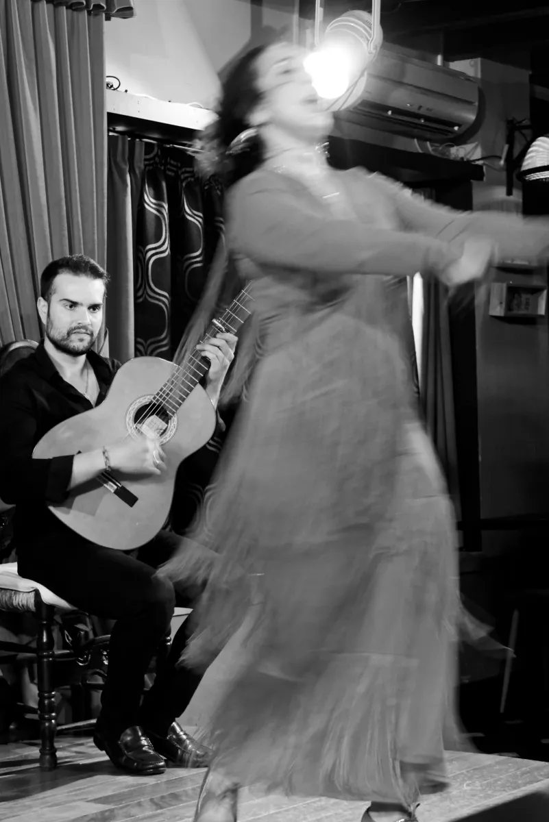 Photographie en noir et blanc jouant avec les ombres et la lumière — photographie d’Yvon JACQUES