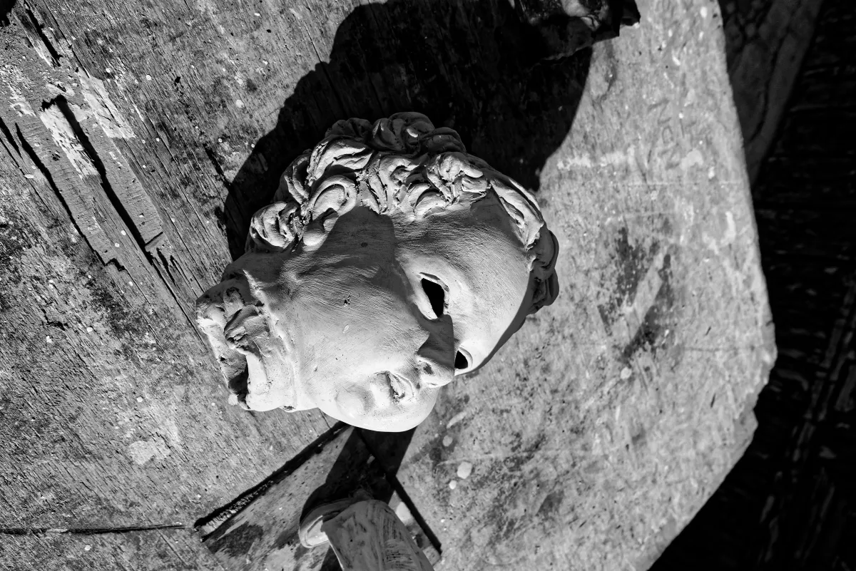 Photographie en noir et blanc jouant avec les ombres et la lumière — photographie d’Yvon JACQUES