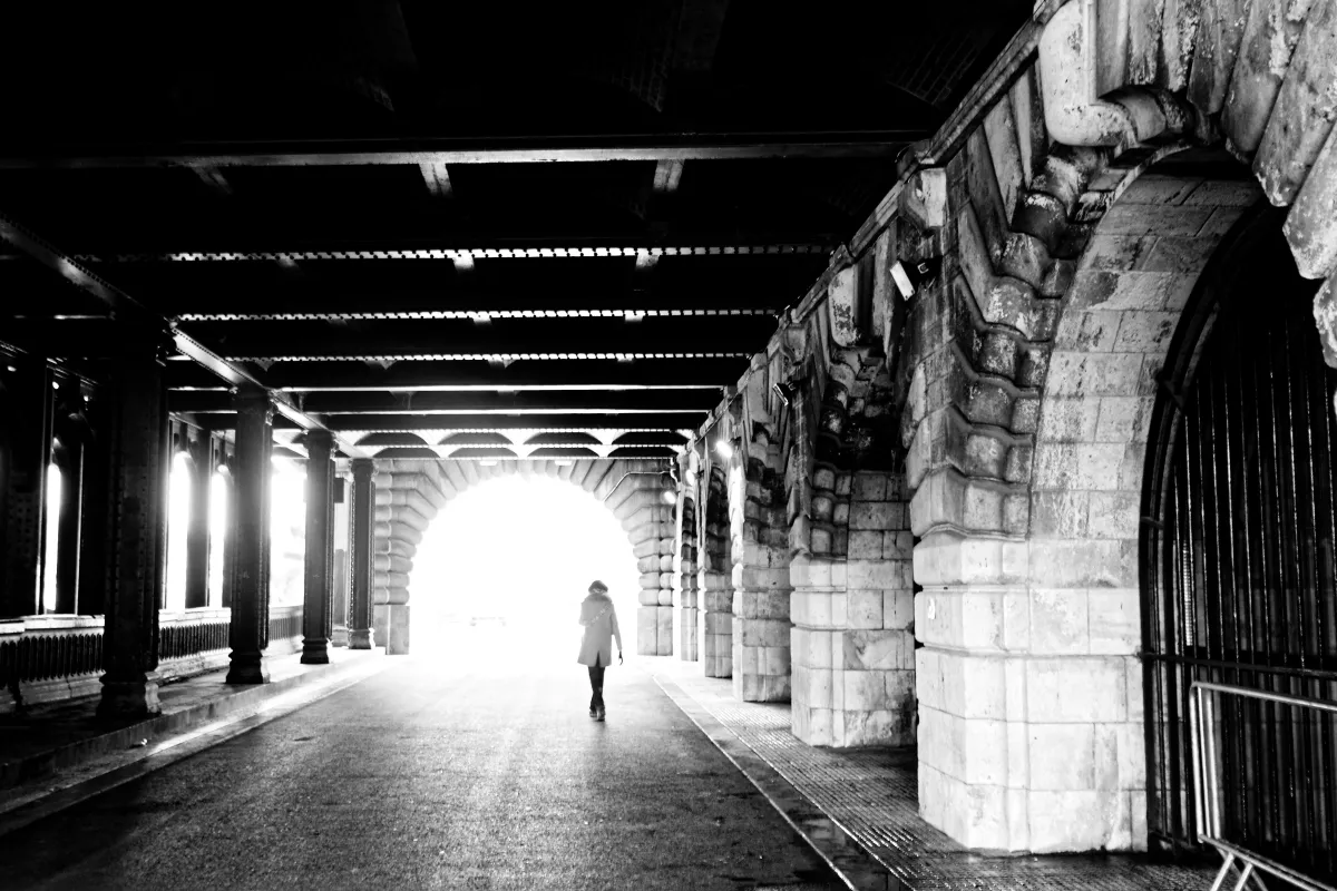Photographie en noir et blanc jouant avec les ombres et la lumière — photographie d’Yvon JACQUES