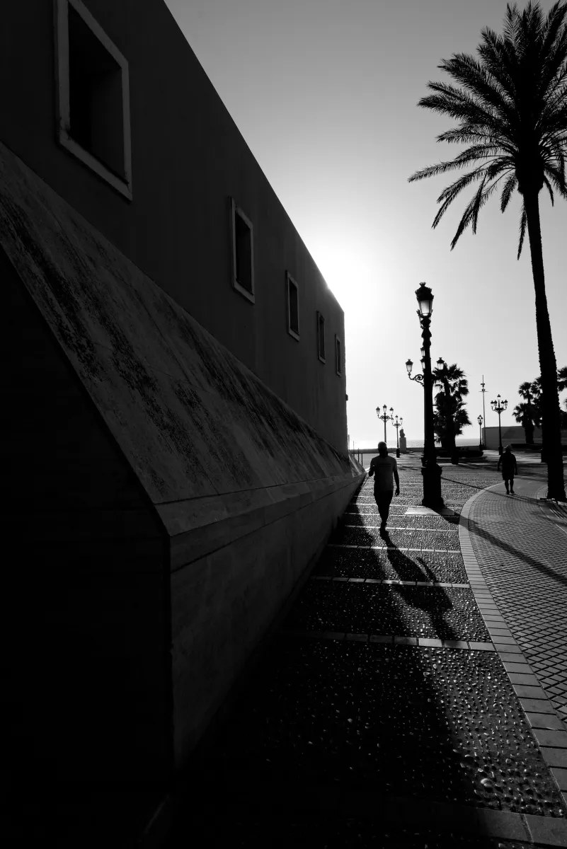Photographie en noir et blanc jouant avec les ombres et la lumière — photographie d’Yvon JACQUES
