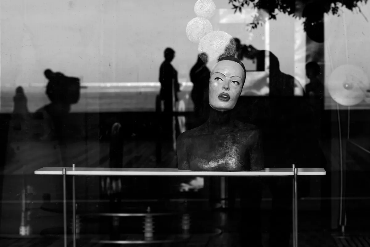 Photographie en noir et blanc jouant avec les ombres et la lumière — photographie d’Yvon JACQUES