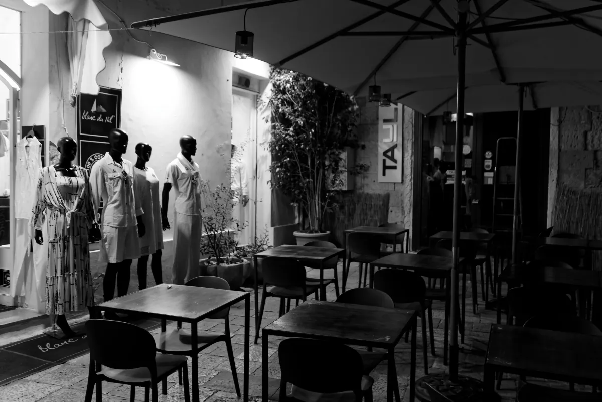 Photographie en noir et blanc jouant avec les ombres et la lumière — photographie d’Yvon JACQUES
