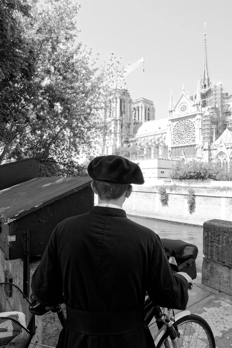 Photographie en noir et blanc jouant avec les ombres et la lumière — photographie d’Yvon JACQUES