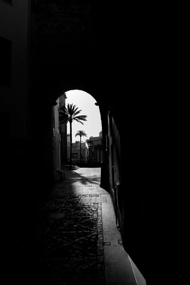 Photographie en noir et blanc jouant avec les ombres et la lumière — photographie d’Yvon JACQUES