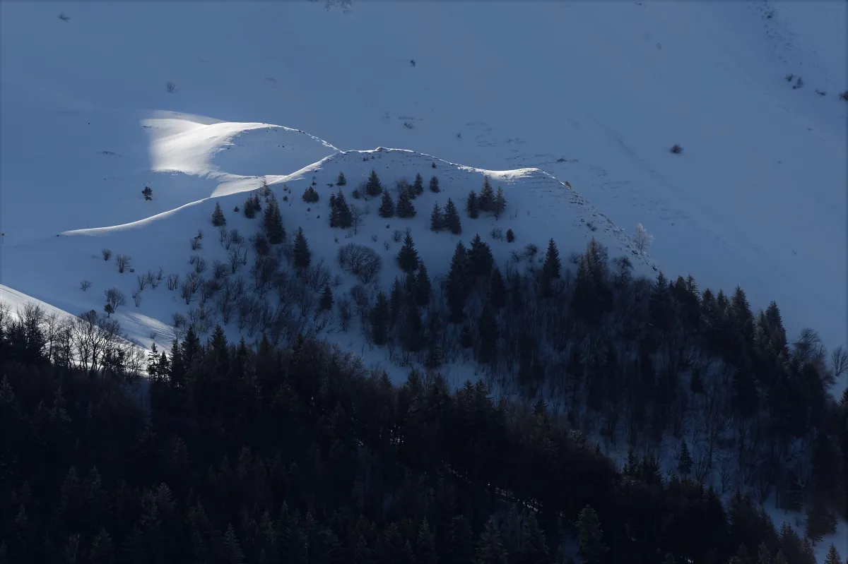 Paysage d’hiver entre neige, montagne et lumière — photographie d’Yvon JACQUES