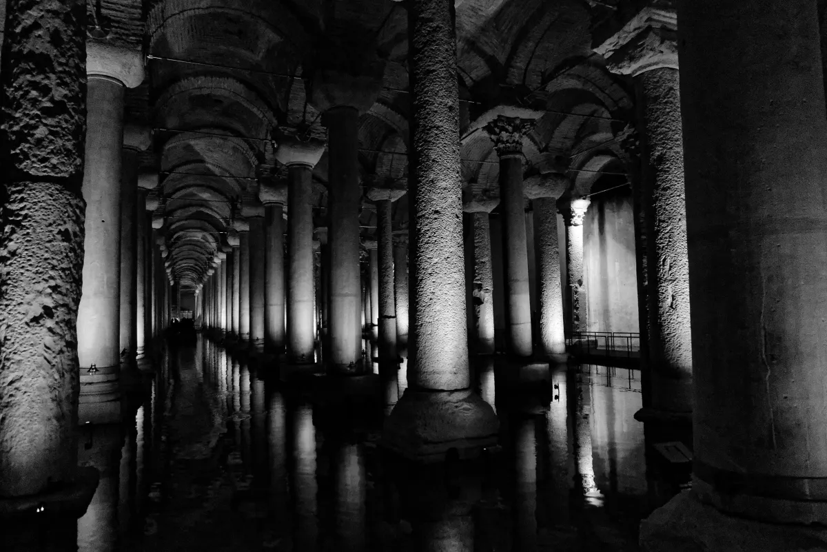 Photographie en noir et blanc jouant avec les ombres et la lumière — photographie d’Yvon JACQUES