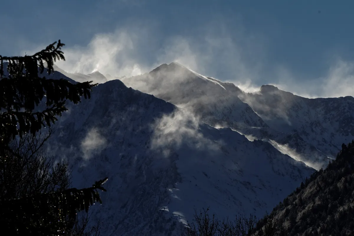 Paysage d’hiver entre neige, montagne et lumière — photographie d’Yvon JACQUES