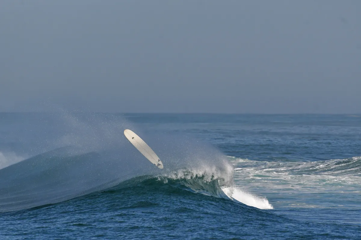 Vague océanique en mouvement dans la lumière — photographie d’Yvon JACQUES