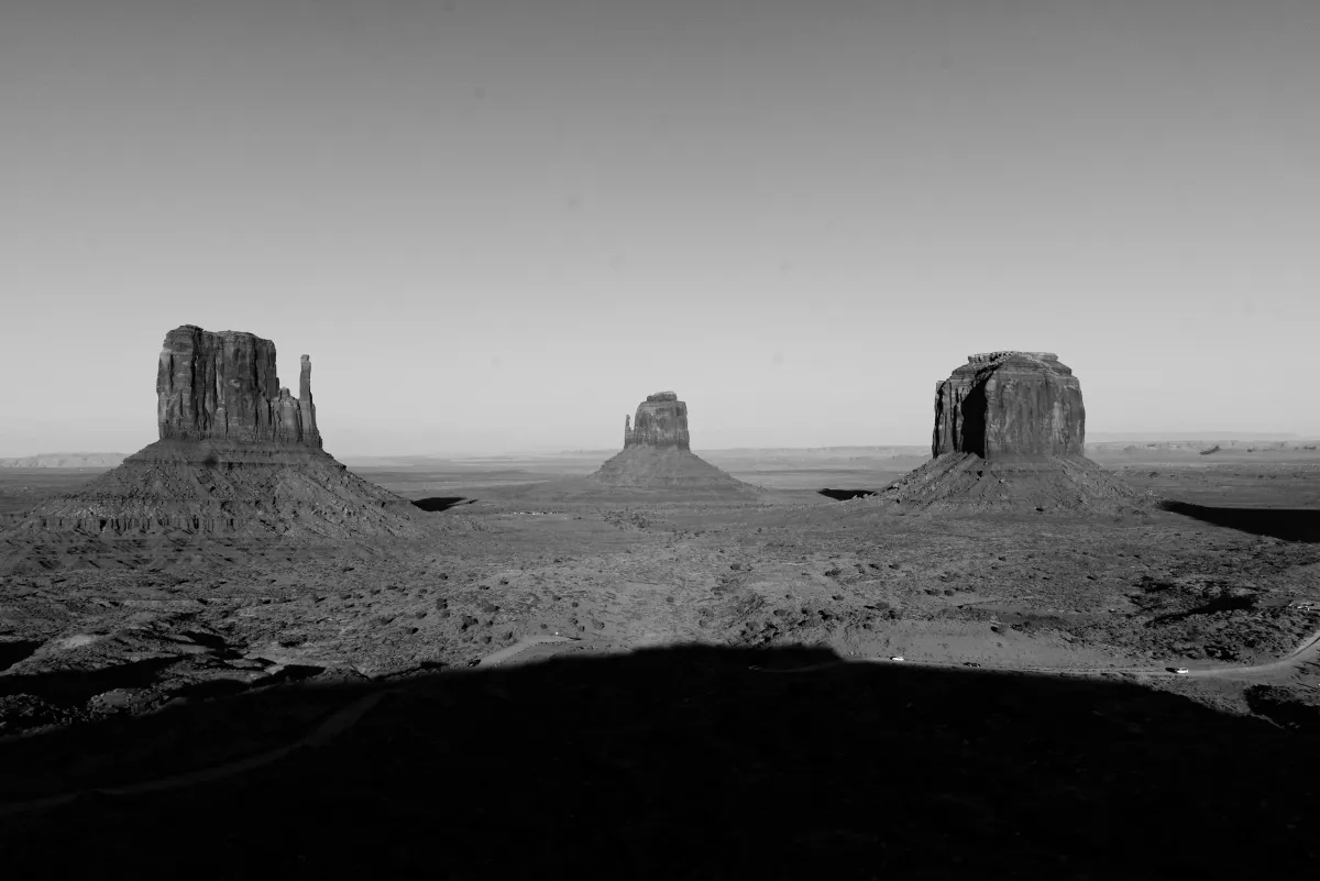 Photographie en noir et blanc jouant avec les ombres et la lumière — photographie d’Yvon JACQUES