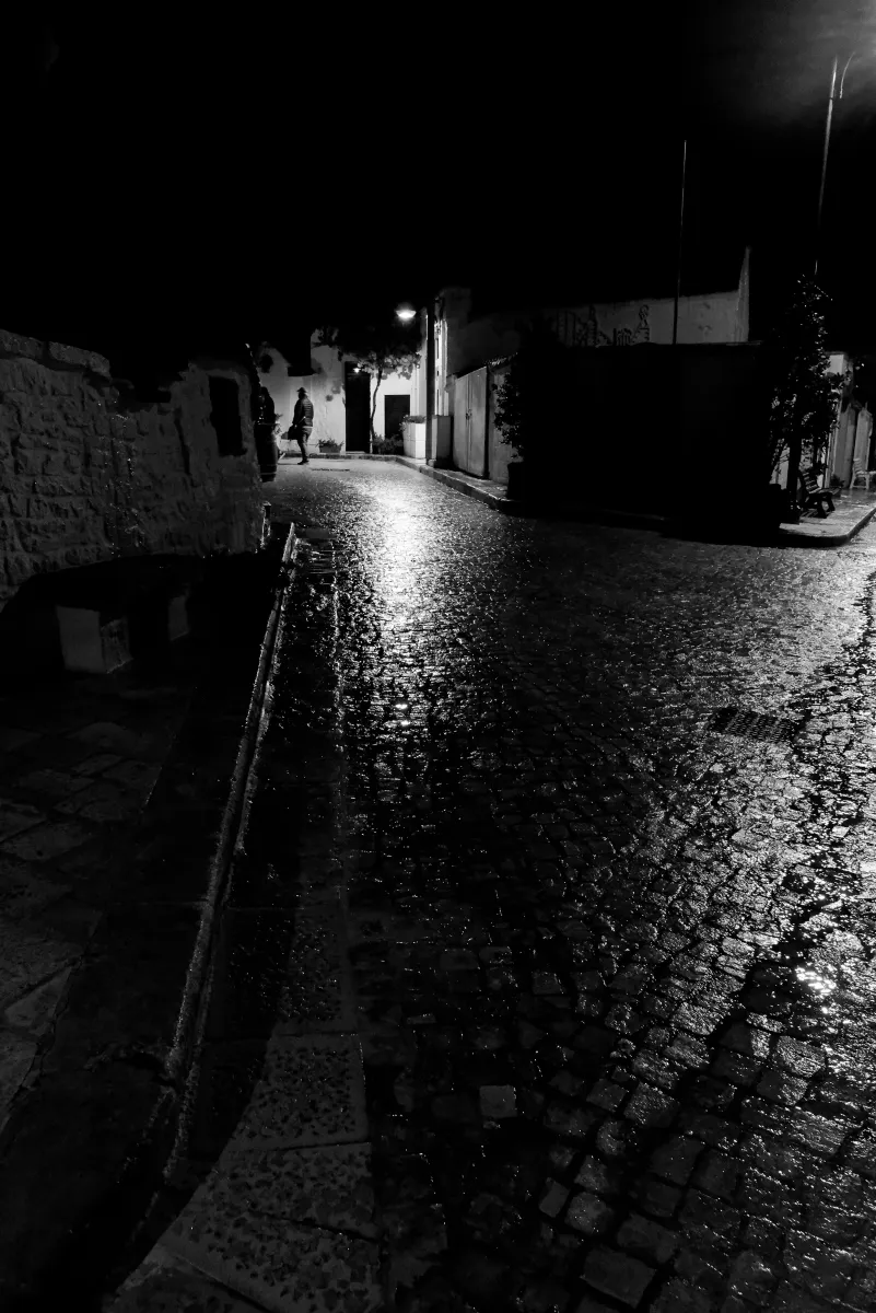 Photographie en noir et blanc jouant avec les ombres et la lumière — photographie d’Yvon JACQUES