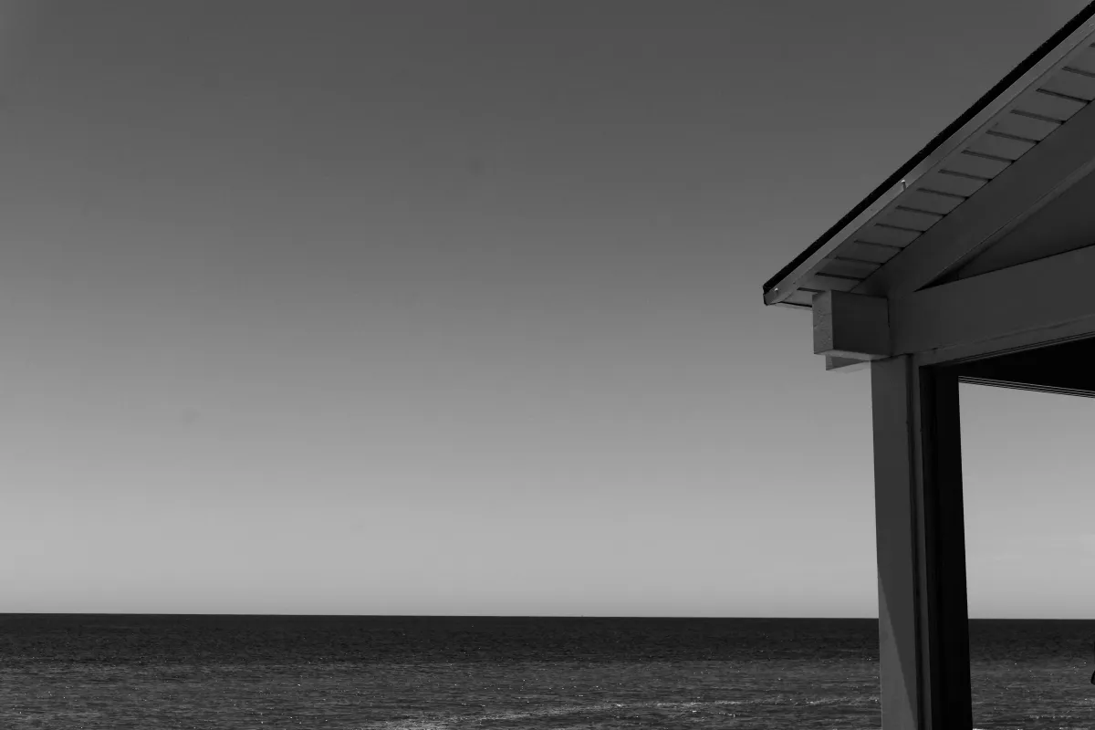 Photographie en noir et blanc jouant avec les ombres et la lumière — photographie d’Yvon JACQUES