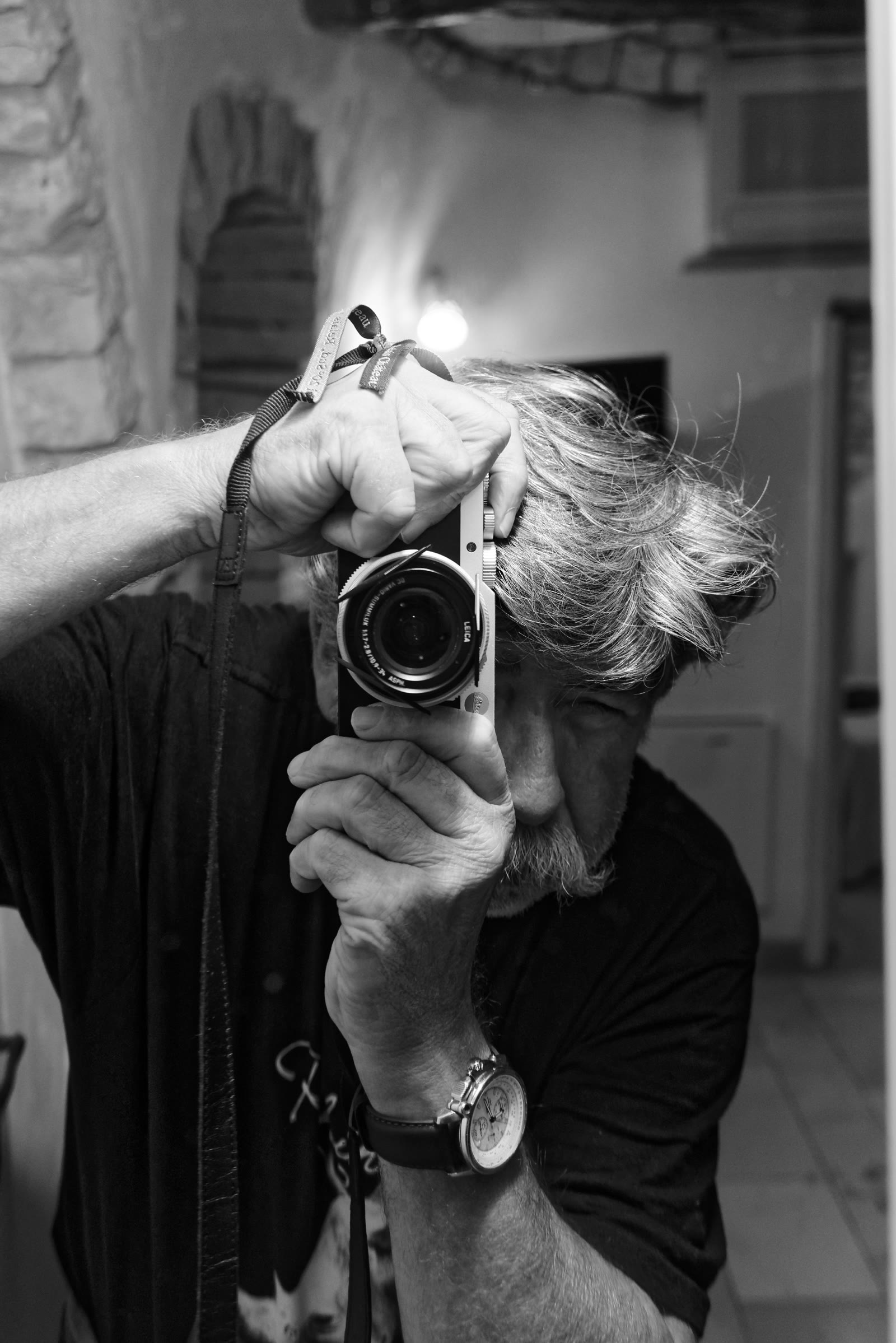 Yvon photographiant avec son appareil